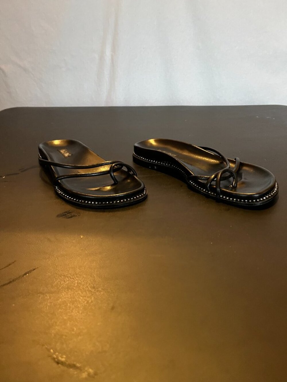 Vis a Vie Size 9M Black Leather Flip Flops Hardly Worn
